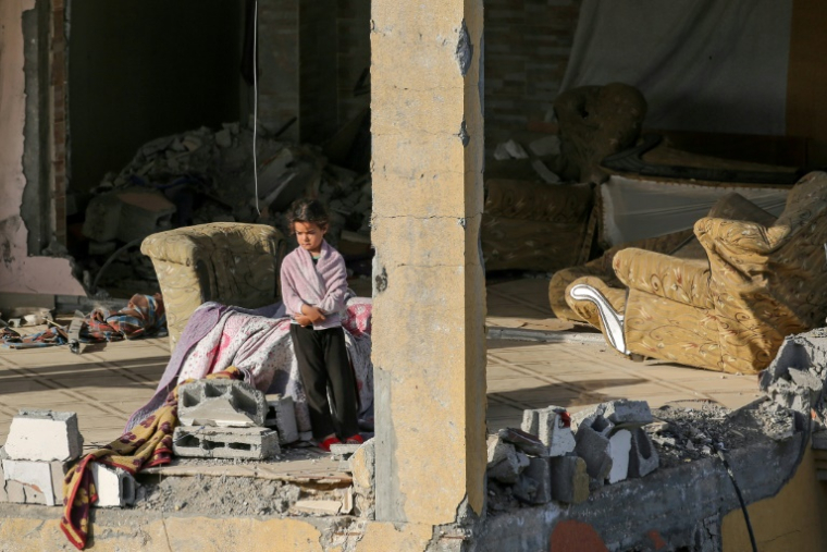Une fillette dans un immeuble dévasté par les frappes israéliennes, à Bureij, dans le centre de la bande de Gaza, le 1er juin 2025 ( AFP / Eyad BABA )