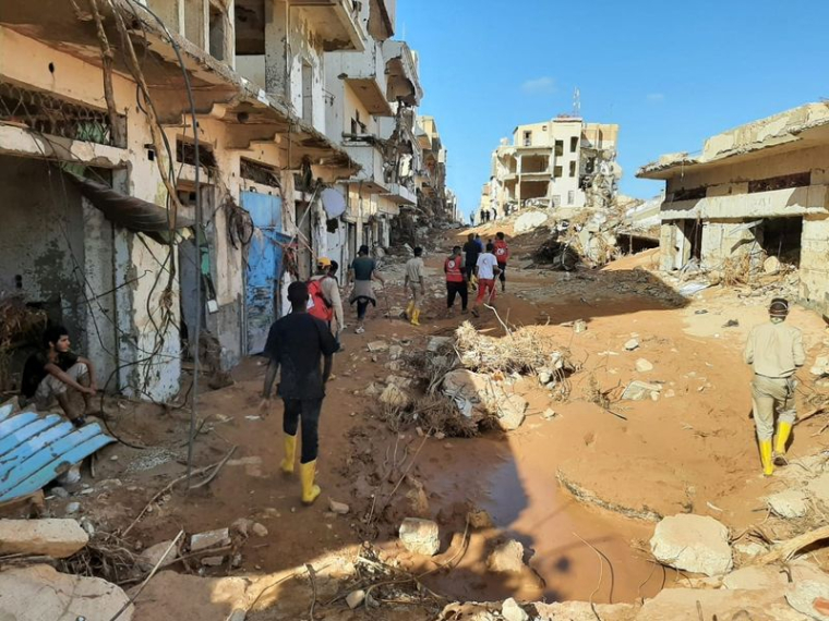 Des membres du Croissant-Rouge libyen d'Ajdabiya à Derna