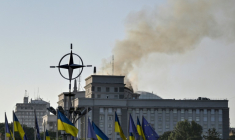 De la fumée s'élève au dessus du siège du gouvernement ukrainien à Kiev après des frappes russes le 7 septembre 2025. ( AFP / Genya SAVILOV )
