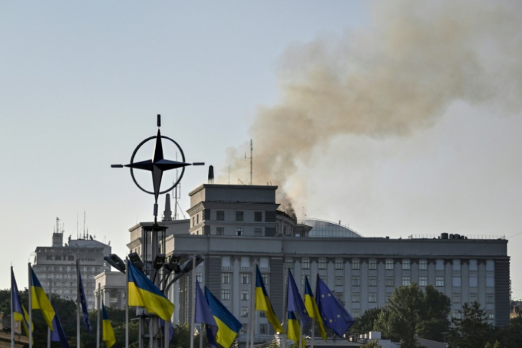 De la fumée s'élève au dessus du siège du gouvernement ukrainien à Kiev après des frappes russes le 7 septembre 2025. ( AFP / Genya SAVILOV )