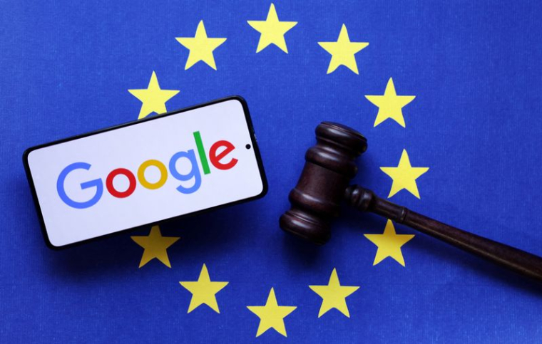Illustration du logo de Google, le drapeau de l'UE et un marteau de juge