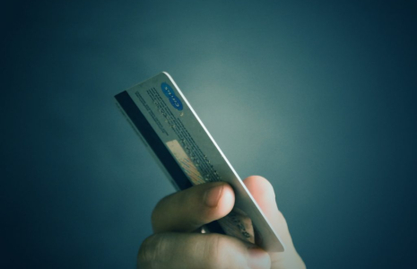 Deux transactions par carte bleue, l'une de 500 euros et l'autre de 1 500 euros, ont été effectuées auprès d'un commerçant bulgare. Photo d'illustration.  (mastersenaiper / Pixabay)