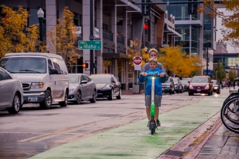 Sexe, âge, niveau de vie... Qui sont les utilisateurs de trottinettes électriques? (Crédit photo: Brett Sayles - Pexels)