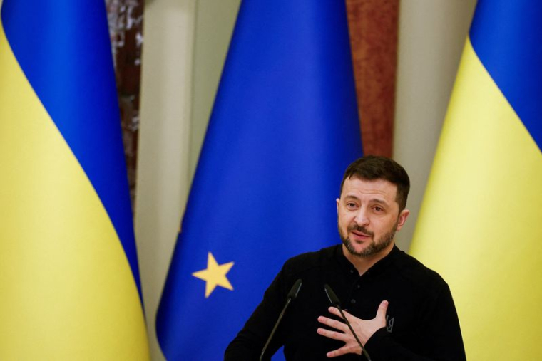 Volodimir Zelensky assiste lors d'une conférence de presse à Kyiv, en Ukraine