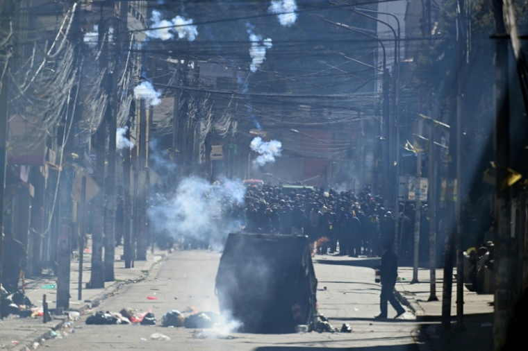Affrontements entre des manifestants et la police anti-émeute lors d'un rassemblement  contre le gouvernement du président Rodrigo Paz, le 10 juin 2026 à La Paz, en Bolivie ( AFP / MARVIN RECINOS )