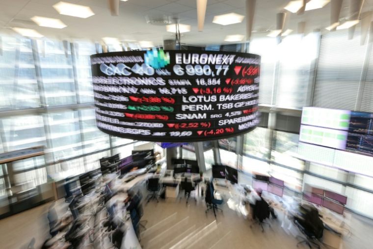Des indicateurs de marché affichés au siège Euronext à La Défense, près de Paris, le 7 avril 2025 ( AFP / Thomas SAMSON )