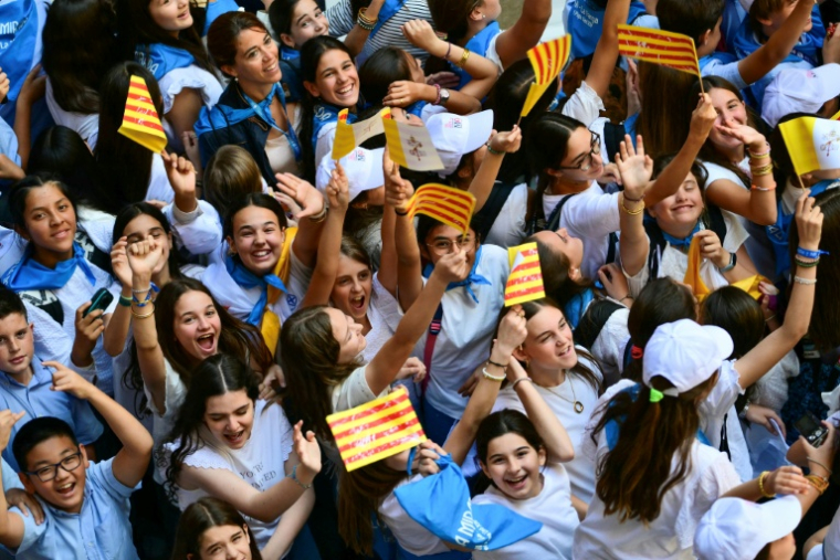 Des enfants accueillent le pape à l'abbaye de Montserrat, près de Barcelone, le 10 juin 2026 ( AFP / Stefano RELLANDINI )
