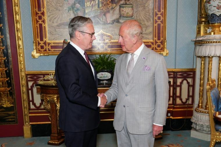 Le roi Charles III reçoit le Premier ministre britannique sortant, Keir Starmer, lors d'une audience au palais de Buckingham, pour sa démission officielle, le 20 juillet 2026 à Londres ( POOL / Aaron Chown )