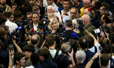 Marine Le Pen, candidate du RN à la présidentielle de 2027, répond aux questions des journalistes lors de sa visite au Sommet de l'élevage, le 7 octobre 2026 à Cournon-d'Auvergne, dans le Puy-de-Dôme ( AFP / JEFF PACHOUD )