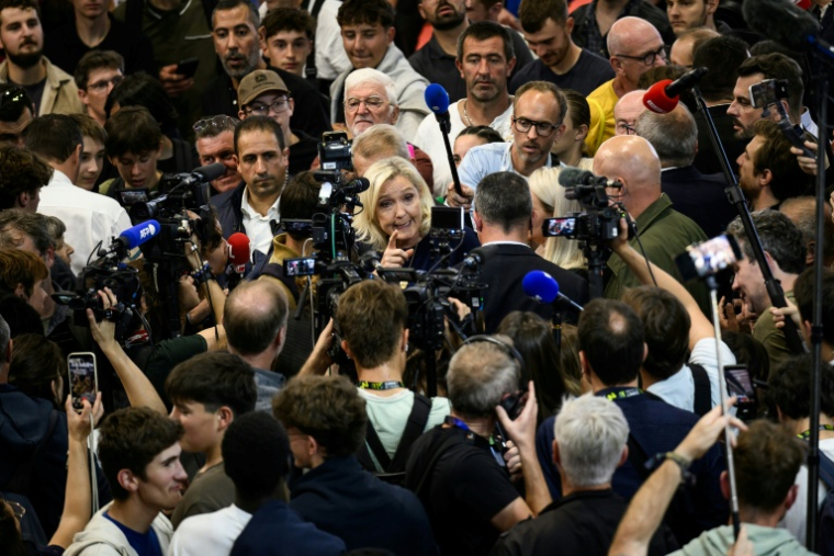 Marine Le Pen, candidate du RN à la présidentielle de 2027, répond aux questions des journalistes lors de sa visite au Sommet de l'élevage, le 7 octobre 2026 à Cournon-d'Auvergne, dans le Puy-de-Dôme ( AFP / JEFF PACHOUD )