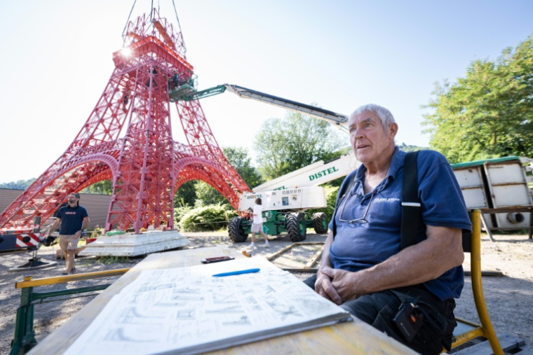 L'entrepreneur alssacien Jean-Claude Fassler devant la réplique à l'échelle 1/10e de la tour Eiffel, le 26 août 2025 à Sainte-Croix-aux-Mines, dans le Haut-Rhin ( AFP / SEBASTIEN BOZON )