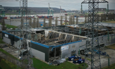 Vue aérienne le 27 janvier 2022 de l'entrepôt de Bolloré Logistics détruit par un incendie, à Grand-Couronne (Seine-Maritime) ( AFP / LOU BENOIST )