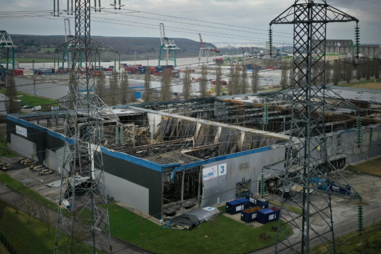 Vue aérienne le 27 janvier 2022 de l'entrepôt de Bolloré Logistics détruit par un incendie, à Grand-Couronne (Seine-Maritime) ( AFP / LOU BENOIST )