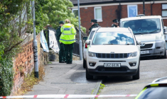 Des policiers sur les lieux d'une agression au couteau avenue Kinnaird, dans le nord de Belfast, en Irlande du Nord, le 9 juin 2026 ( AFP / Paul Faith )