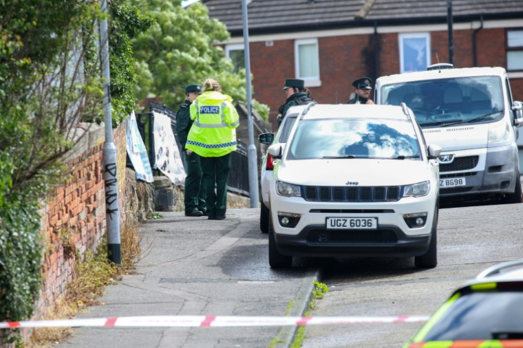Des policiers sur les lieux d'une agression au couteau avenue Kinnaird, dans le nord de Belfast, en Irlande du Nord, le 9 juin 2026 ( AFP / Paul Faith )