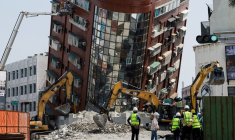 Des ouvriers interviennent sur le site où un bâtiment s'est effondré, suite au tremblement de terre, à Hualien