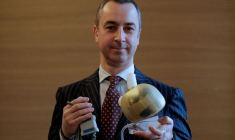 Stéphane Piat, président-directeur général de Carmat, tient un cœur artificiel et pose après la conférence de presse de l'entreprise à Paris.