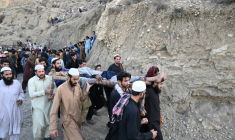 Des mineurs de charbon et des proches transportent le corps d’un mineur après l’effondrement d’une mine de charbon dans la région de Surange, à une cinquantaine de kilomètres à l’est de Quetta, le 30 juillet 2026 ( AFP / Banaras KHAN )