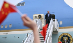 Le président américain Donald Trump monte à bord d'Air Force One avant son départ de l'aéroport international de Pékin, le 15 mai 2026 ( AFP / Brendan SMIALOWSKI )