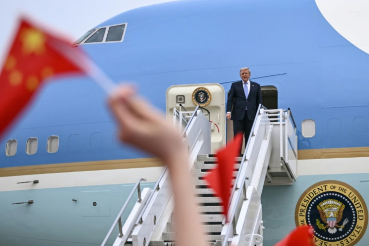 Le président américain Donald Trump monte à bord d'Air Force One avant son départ de l'aéroport international de Pékin, le 15 mai 2026 ( AFP / Brendan SMIALOWSKI )