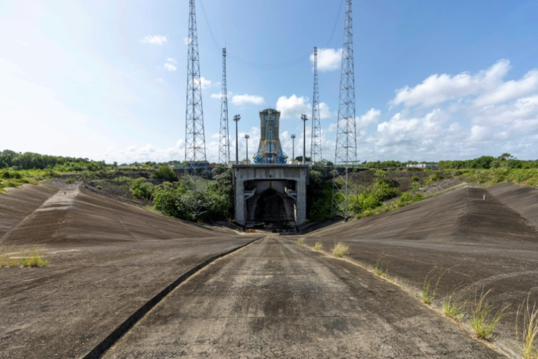 L'entrée d'un ancien site de lancement de fusées à Kourou, en Guyane française, le 13 février 2026 ( AFP / Ronan LIETAR )