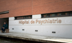 Davantage de pensées suicidaires chez les adultes, surtout les jeunes, plus de difficultés émotionnelles chez les enfants et adolescents: une nouvelle étude documente mercredi la dégradation de la santé mentale post-Covid, insistant sur le poids des discriminations ou des réseaux sociaux ( AFP / MATTHIEU RONDEL )
