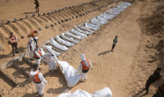 Des civils et des professionnels de la santé procèdent à l'enterrement de Palestiniens dans un cimetière de Khan Younès, dans le sud de la bande de Gaza, le 10 novembre 2025 ( AFP / Bashar TALEB )