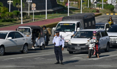 Un agent de la circulation à Naypyidaw le 29 décembre 2025, un jour après la première phase de l’élection générale en Birmanie ( AFP / Sai Aung MAIN )