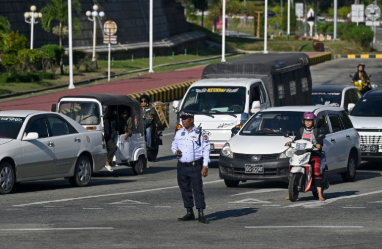 Un agent de la circulation à Naypyidaw le 29 décembre 2025, un jour après la première phase de l’élection générale en Birmanie ( AFP / Sai Aung MAIN )