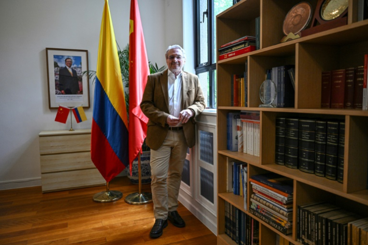 Le réalisateur Sergio Cabrera, aujourd'hui ambassadeur de Colombie en Chine, lors d'une interview à Pékin, le 23 mai 2025 ( AFP / JADE GAO )