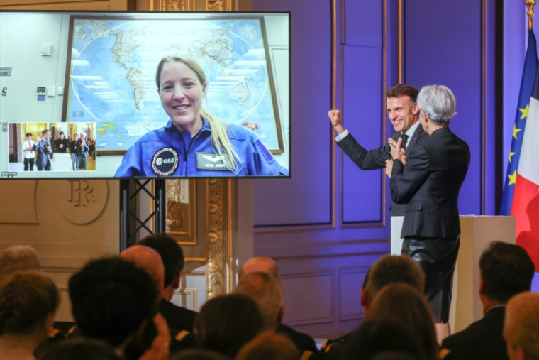 Le président Emmanuel Macron (c), aux côtés de l'ancienne astronaute Claudie Haignere, s'entretient avec l'astronaute Sophie Adenot lors d'une visioconférence publique avant son départ pour la Station spatiale internationale (ISS), à l'Élysée, le 5 février 2026 à Paris ( POOL / Ludovic MARIN )