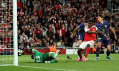 L'attaquant d'Arsenal Bukayo Saka marque le but de la qualification contre l'Atlético Madrid mardi en demi-finale de la Ligue des champions à l'Emirates Stadium de Londres. ( AFP / Adrian Dennis )