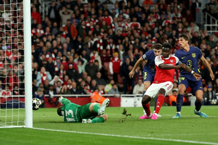 L'attaquant d'Arsenal Bukayo Saka marque le but de la qualification contre l'Atlético Madrid mardi en demi-finale de la Ligue des champions à l'Emirates Stadium de Londres. ( AFP / Adrian Dennis )