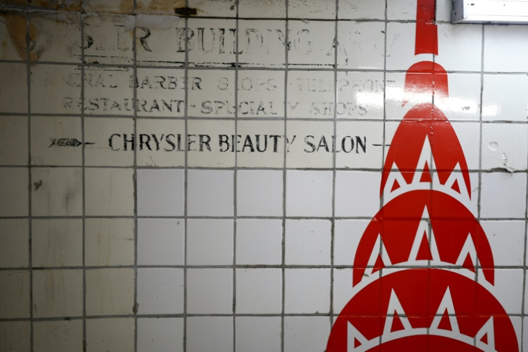 Des inscriptions partiellement effacées dans un tunnel du Chrysler Building menant à la station de métro Grand Central, dans le quartier de Manhattan à New York, le 7 octobre 2026 ( AFP / CHARLY TRIBALLEAU )