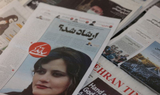 La couverture d'un journal avec Mahsa Amini, une femme décédée après avoir été arrêtée par la police des mœurs iranienne
