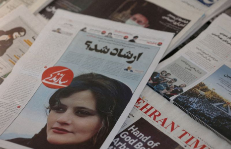 La couverture d'un journal avec Mahsa Amini, une femme décédée après avoir été arrêtée par la police des mœurs iranienne