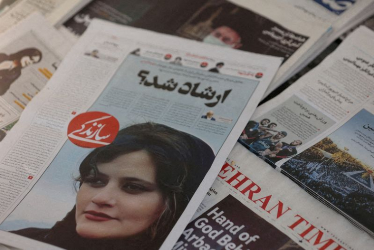 La couverture d'un journal avec Mahsa Amini, une femme décédée après avoir été arrêtée par la police des mœurs iranienne
