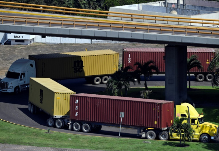 Des camions transitent près du port de Lazaro Cardenas, dans l'Etat de Michoacan, au Mexique, le 25 avril 2025 ( AFP / Alfredo ESTRELLA )