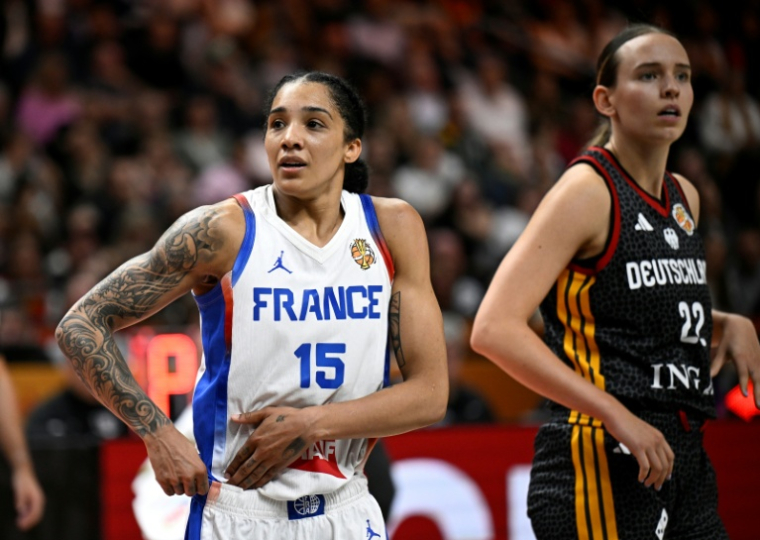 La capitaine française Gabby Williams (à gauche) en demi-finale de la coupe du monde de basket face à l'Allemagne, le 12 septembre 2026 à Berlin ( AFP / Tobias SCHWARZ )