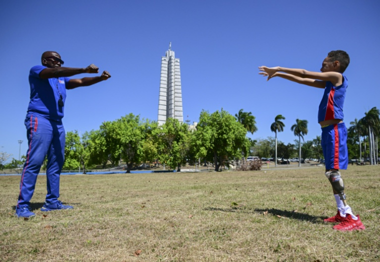 Juan José Guilarte avec son entraîneur, Albert Luis Campbell, pendant une session de pentathlon à La Havane, le 16 avril 2026 à Cuba ( AFP / YAMIL LAGE )