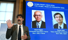 Heiner Linke (g), président du comité Nobel de chimie, à côté d'un écran affichant les portraits des lauréats, le Français Henri Kagan et le Japonais Kenso Soai à l'Académie royale des sciences de Suède, à Stockholm, le 7 octobre 2026 ( AFP / Jonathan Nackstrand )