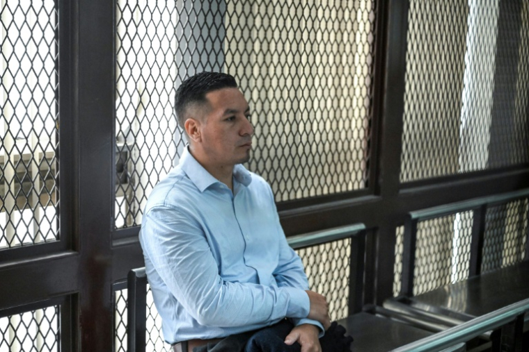 Edy Vásquez, ex-chef local de la police, est détenu dans une cellule du Palais de justice de Guatemala City, le 21 octobre 2026, lors du procès de sept anciens policiers accusés de l'exécution extrajudiciaire d'un couple homosexuel ( AFP / Johan ORDONEZ )