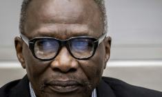 L'ancien chef de milice janjawid au Soudan Ali Mohamed Ali Abd-Al-Rahman, connu sous le nom de guerre d'Ali Kosheib, apparait lors d'une audience de la CPI à la Haye, le 19 octobre 2023.  ( ANP / Koen van Weel )