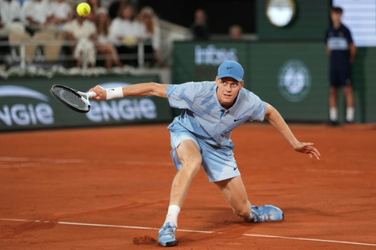 Jannik Sinner lors de sa victoire contre le Français Clément Tabur au premier tour de Roland-Garros le 26 mai 2026. L'Italien, N.1 mondial, n'a laissé que huit jeux à son adversaire ( AFP / Dimitar DILKOFF )
