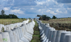 Des obstacles antichar en béton installés à la frontière entre la Pologne et l'enclave russe de Kaliningrad, près du village polonais de Budry le 20 août 2026 ( BUNDESWEHR / Anne WEINRICH )