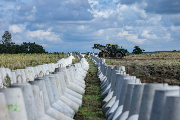Des obstacles antichar en béton installés à la frontière entre la Pologne et l'enclave russe de Kaliningrad, près du village polonais de Budry le 20 août 2026 ( BUNDESWEHR / Anne WEINRICH )