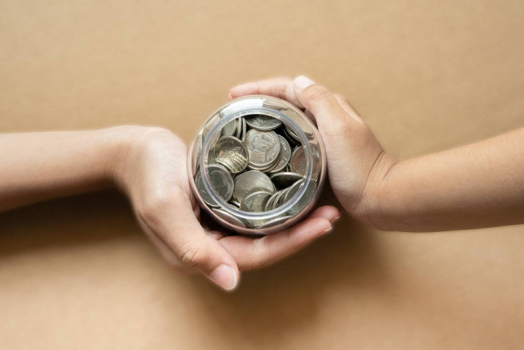 Associations, fondations : quels dons donnent droit à une réduction d'impôt / iStock.com - StockerThings