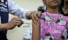Une enfant reçoit une dose de vaccin contre la dengue à Manaus, dans l'Etat d'Amazonas, au Brésil, le 22 février 2024 ( AFP / Michael Dantas )