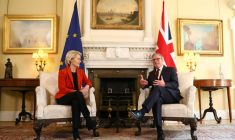 Le Premier ministre britannique Keir Starmer (à droite) et la présidente de la Commission européenne Ursula Von der Leyen, le 24 avril 2025 à Londres ( POOL / Alishia Abodunde )