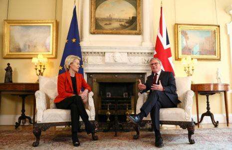 Le Premier ministre britannique Keir Starmer (à droite) et la présidente de la Commission européenne Ursula Von der Leyen, le 24 avril 2025 à Londres ( POOL / Alishia Abodunde )